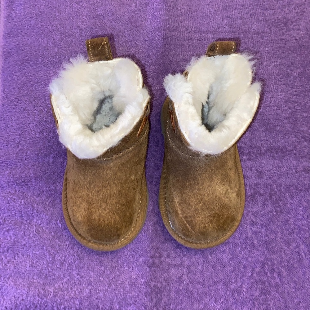BABY GIRL UGGS (NO BOX) - Picture 1 of 4
